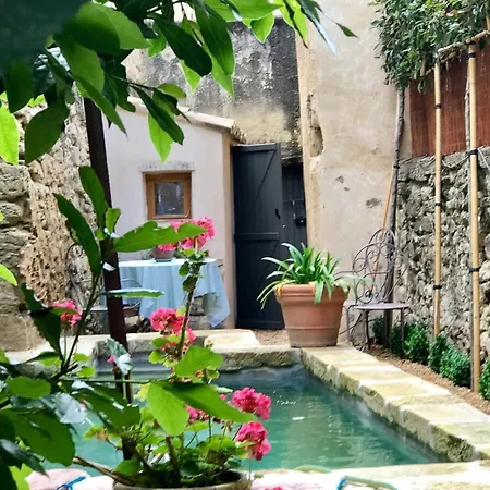 Chez Vous A Uzes, Heated Pool, Garden, Historic Centre Apartment *