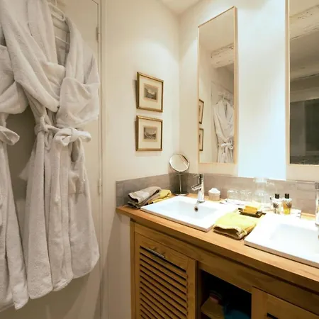Chez Vous A Uzes, Heated Pool, Garden, Historic Centre Apartman